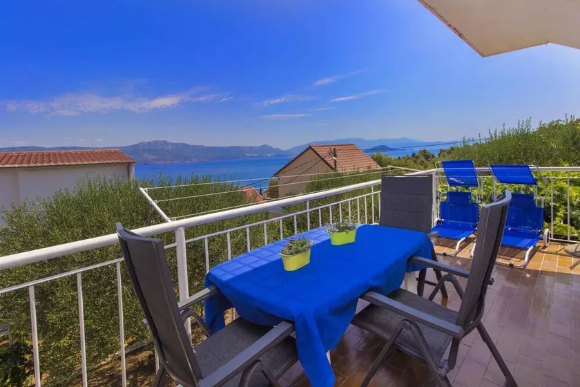 Holiday apartment with balcony and sea view - Image 1