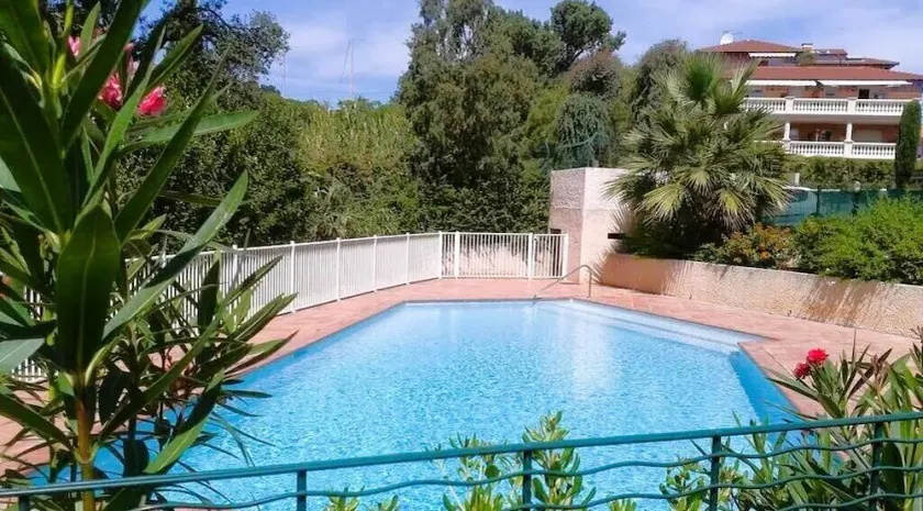 Cottage for 8 people in a private residence with a pool in Carqueiranne - Image 1