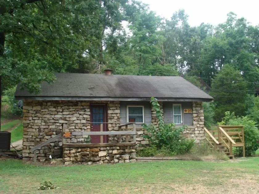 Close to river for fishing, canoes, kayaks,  tubing, swimming, antiques in town - Image 1