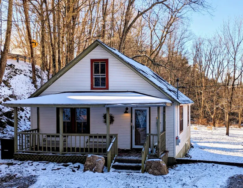 Creekside Canaan Cabin - close to trails, no pet fee! - Image 1