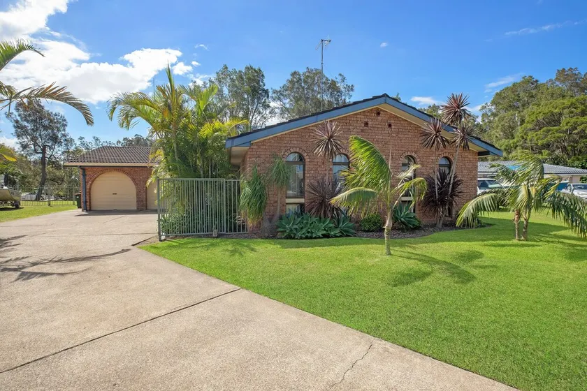 Spacious. Tropical. Waterfront. - Image 1