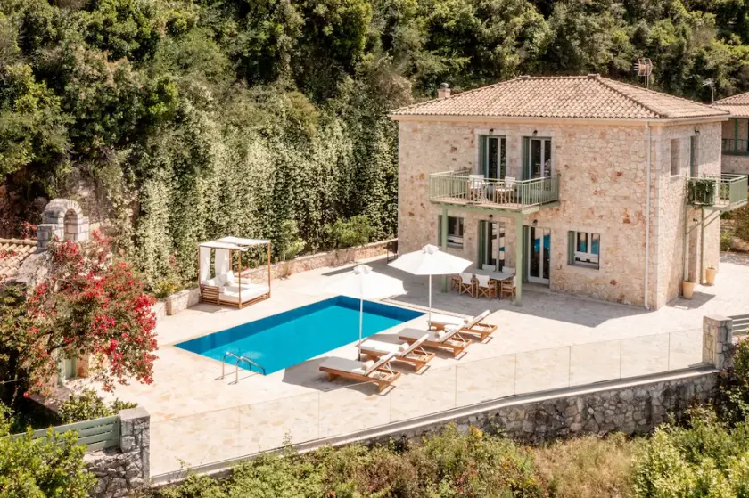 Magnificent villa with pool, stunning seaviews, walk to beach, wifi - Image 1