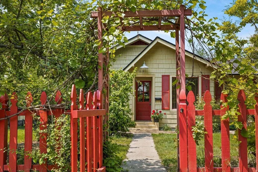 North End Charm: Cozy Fam Friendly Cottage with Fireplace and Dog-Friendly Fenced Yard! - Image 1