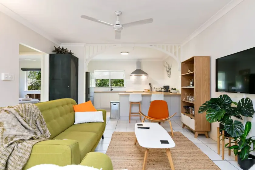 Tiki Dreams: Charming Cairns Retreat with Pool, Balcony & Easy Access to the City Center - Image 1