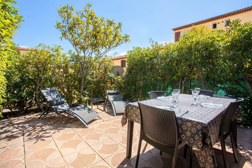 Apartamento \"Las Tulipas\" con terraza privada, jardín privado y Wi-Fi - Image 1