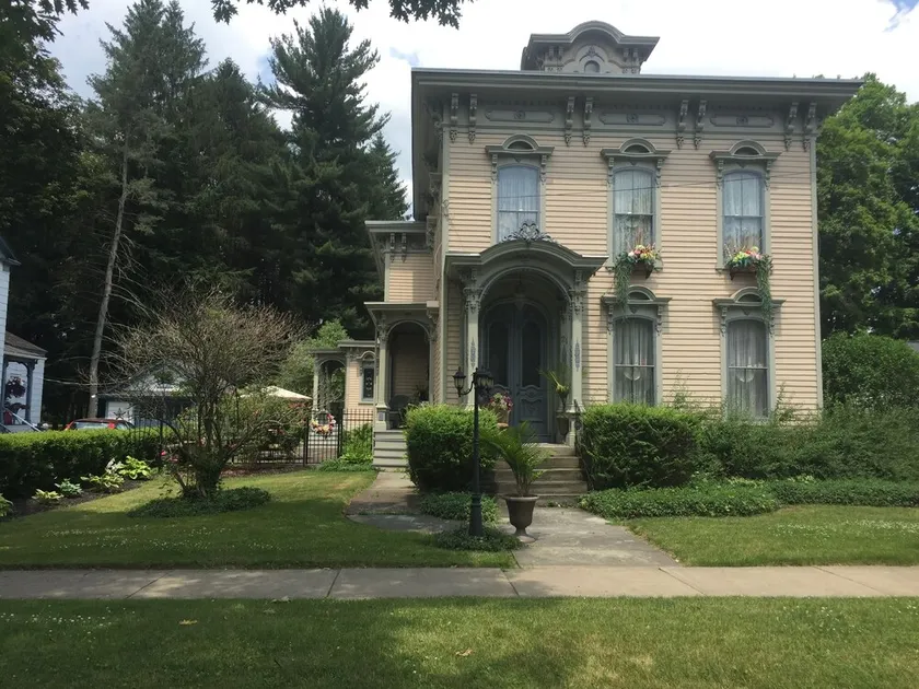 Family-friendly, historic Victorian within an hour's drive to many attractions - Image 1
