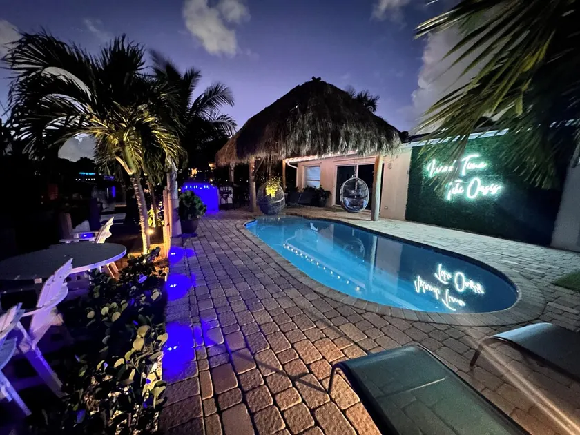 2 miles from the beach! Heated pool/Hot tub/free kayaks & so much more  - Image 1