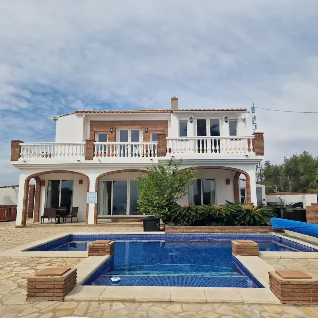 Lovely family villa overlooking Lake and Mountains 15 mins from Coast - Image 1