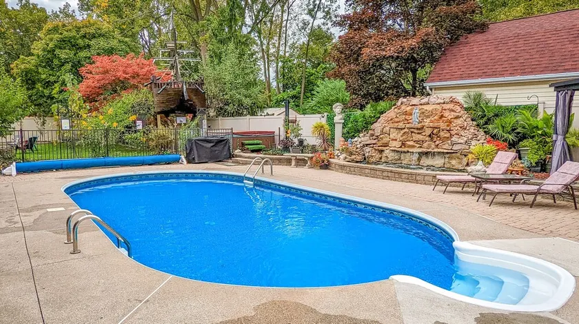 Large quiet estate property in beautiful natural surroundings. - Image 1