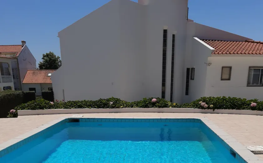 Impecable 4-Bed Villa in Praia da Areia Branca - Image 1