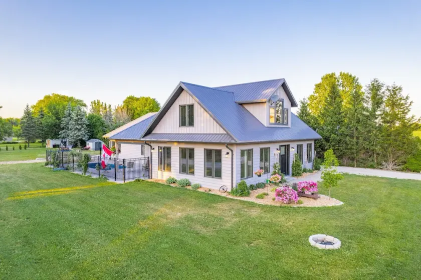 Beautiful cottage with spectacular lake views, heated pool & shared beach access - Image 1