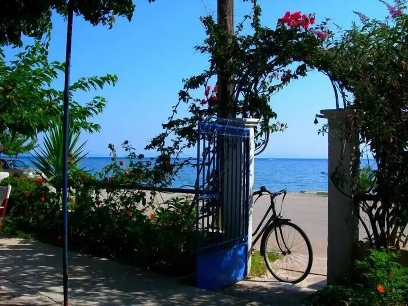 Traditional 2-bedroom beach house - Image 1