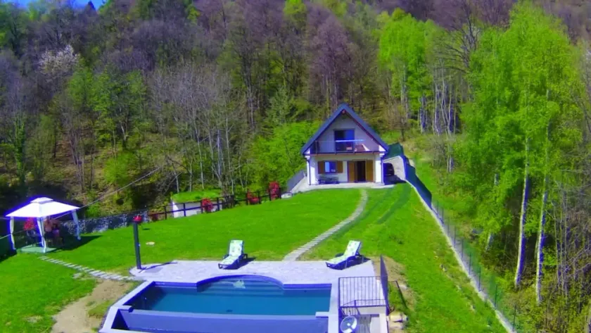 Chalet Stazzona, Casa a Punta, surrounded by greenery 5 minutes from Lake Como.  - Image 1