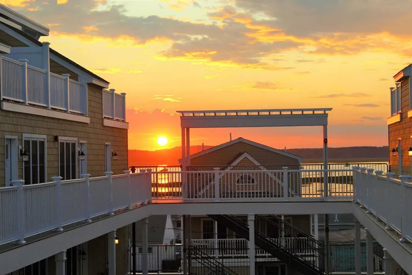 Ashworth Escape Balcony Steps to Beach AC - Image 1