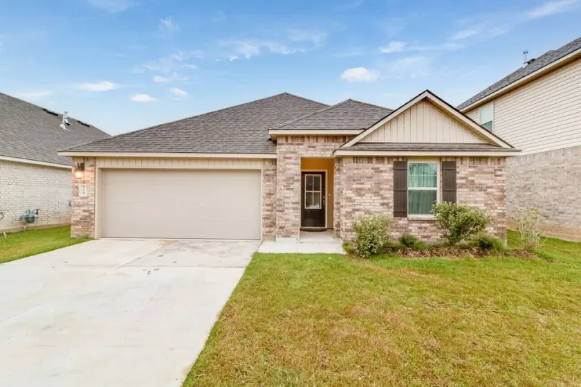 Spacious/open 4 bedroom 3 bath with office - Image 1