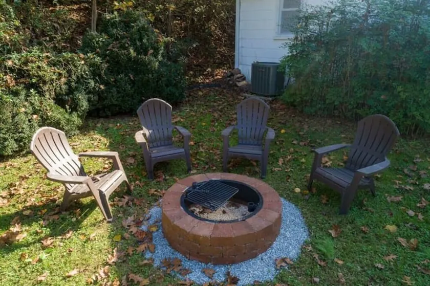 Catch N Relax- River Access, Large Yard, Fiber Wifi, Fire Pit & Late Checkout!  - Image 1