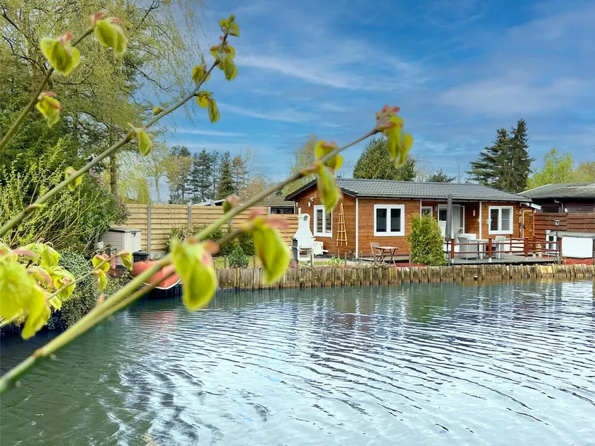 Cozy chalet by the water - Image 1