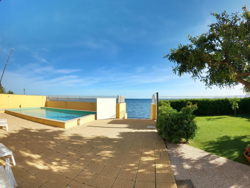 Strandvilla med privat pool och vattenrutschbana - Image 1