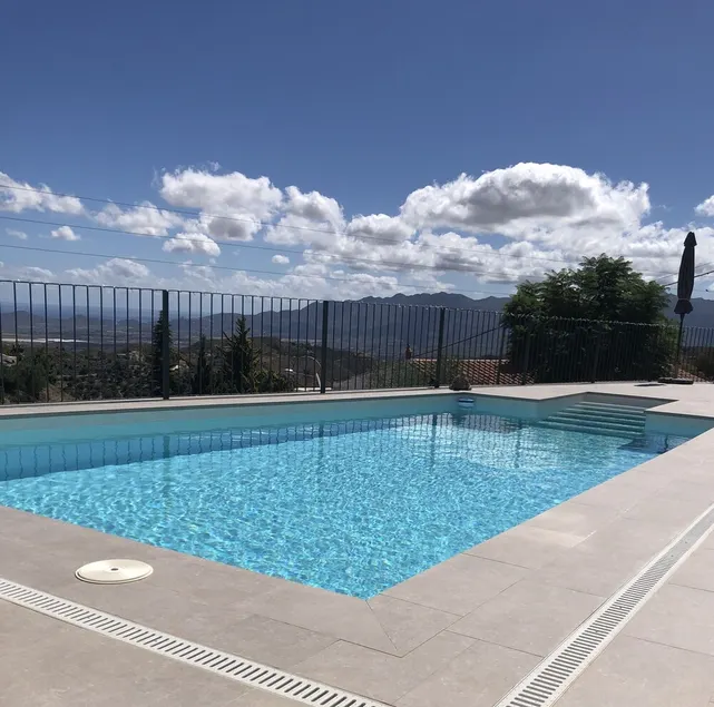 Spacious and light accommodation with private pool and stunning views. - Image 1