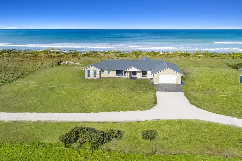 \"ON THE BEACH \" LUXURIOUS ACCOMMODATION - Image 1
