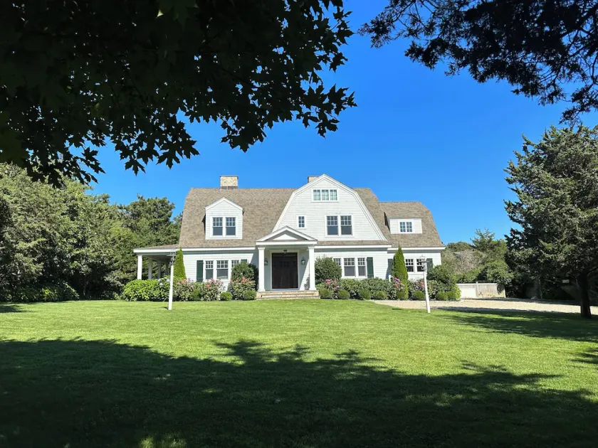 Tæt på Edgartown Village og strande Ny brugerdefineret hollandsk kolonial med pool - Image 1