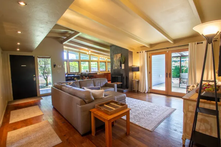 Sparkling Clean single story Mid Century Modern Home in Ferry Street Bridge Area - Image 1
