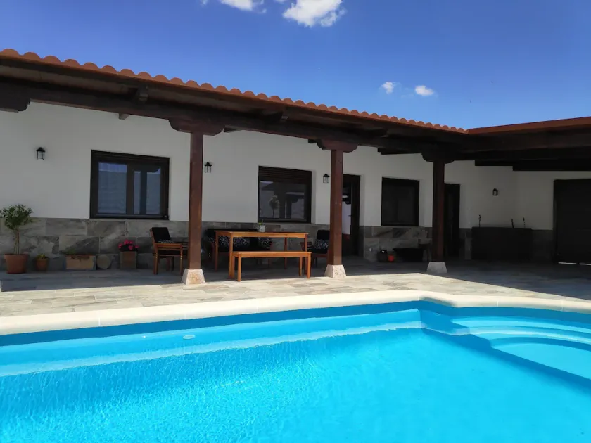 Rural house with pool and garden. - Image 1