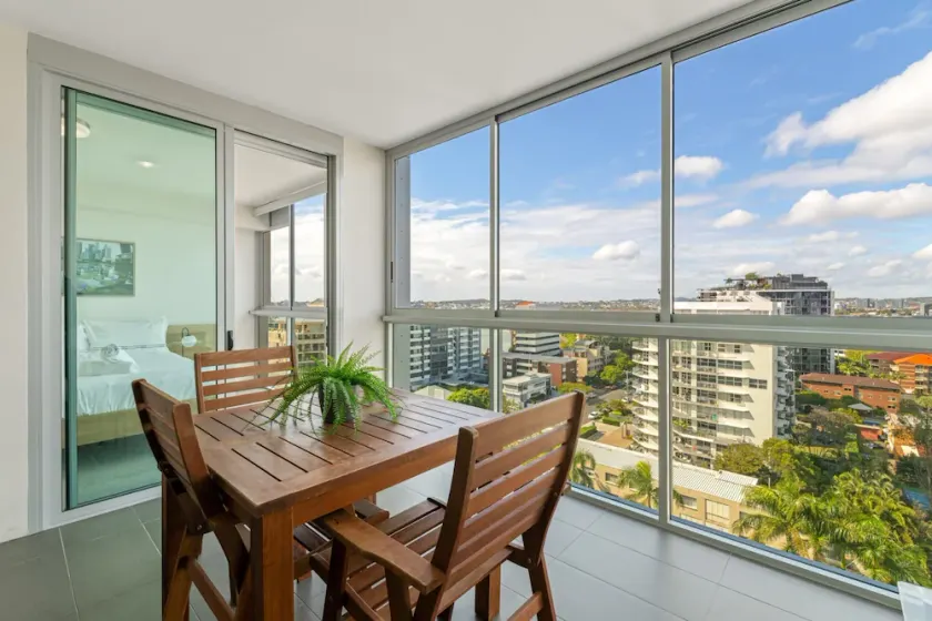 Kangaroo Point 2-Bed Flat with Gym & Pool - Image 1