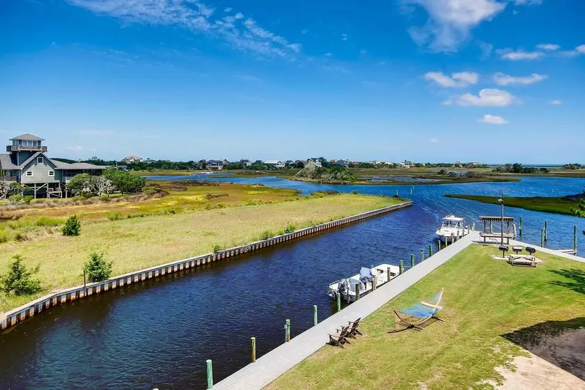 Canalfront Hatteras Condo w/ Private Balcony, Resort Pool, Boat Slips, Elevator - Image 1