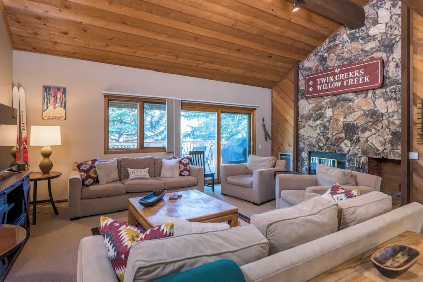 Cozy Family sized Condo- access to Hot Tub and Sauna- Minutes away from Skiing - Image 1