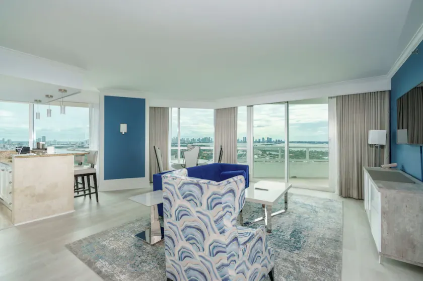 Fontainebleau Hotel 30. etage 3 soveværelser / 5 badeværelser (3 enheds suite) - Image 1