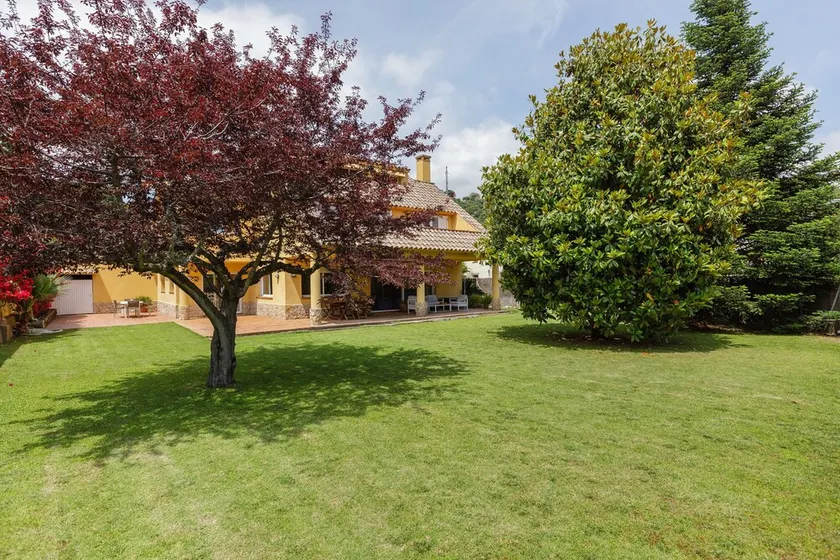 Country House with Garden, Near Barcelona and with Sea Views - Image 1