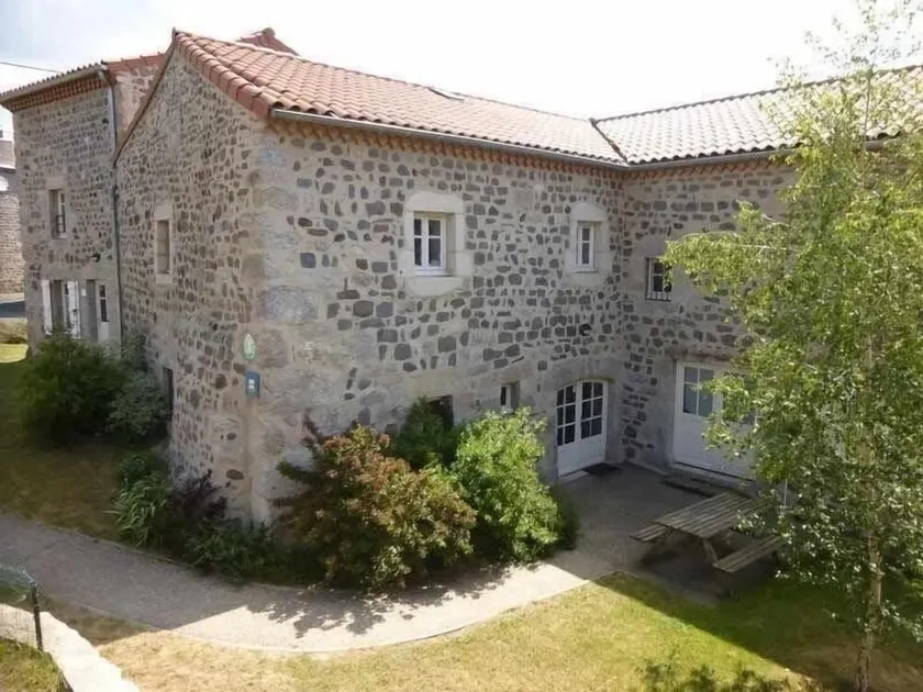 Charming Village Farmhouse Sleeps 8 – Near Allier Gorges & Pradelles - Image 1