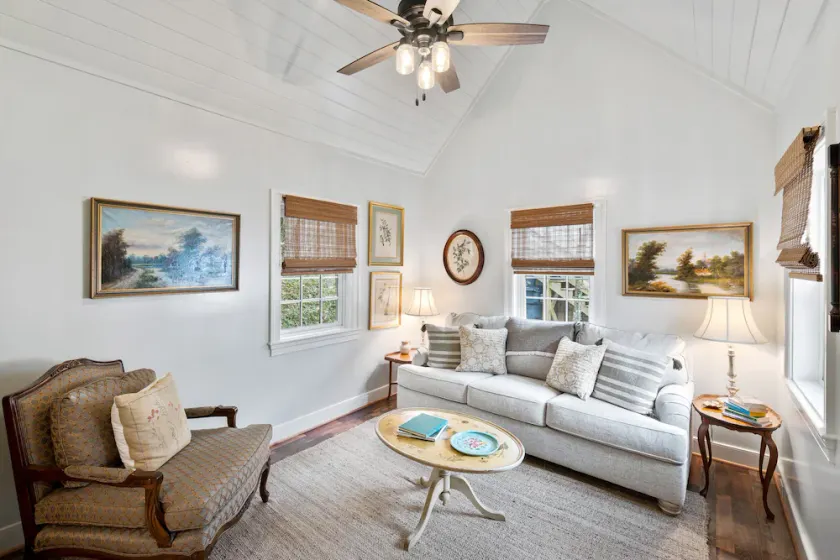Classic Virginia Cottage, 10 min to UVA and Vineyards - Image 1