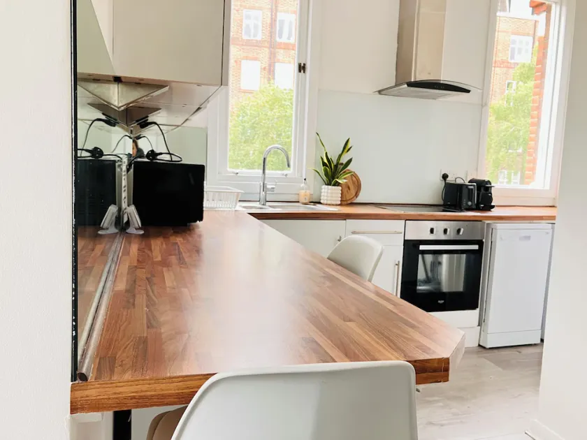 Stylish & Bright Chiswick flat-close to subway - Image 1