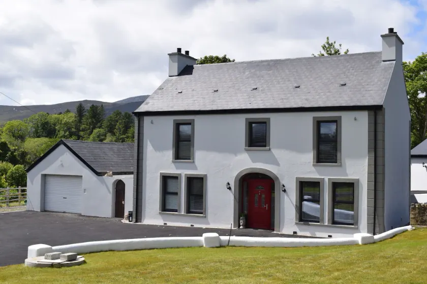 Beautifully renovated 4 Bed Detached House - Image 1