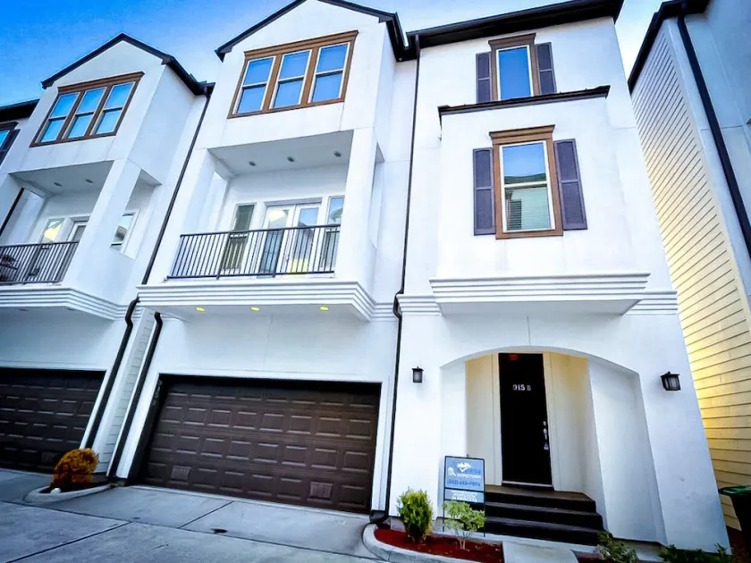 Gorgeous 3BD Townhouse in trendy area near downtown - Image 1