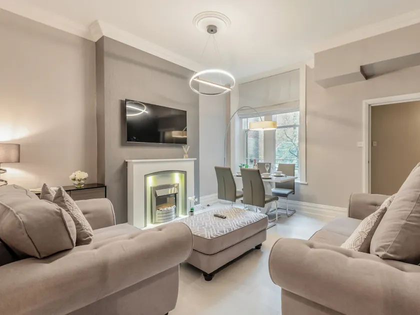 2 bedroom accommodation in Bournemouth - Image 1