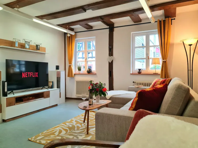 AVAHOME: Haus für 16, WLAN, Parkplätze, Netflix, Nespresso - Image 1