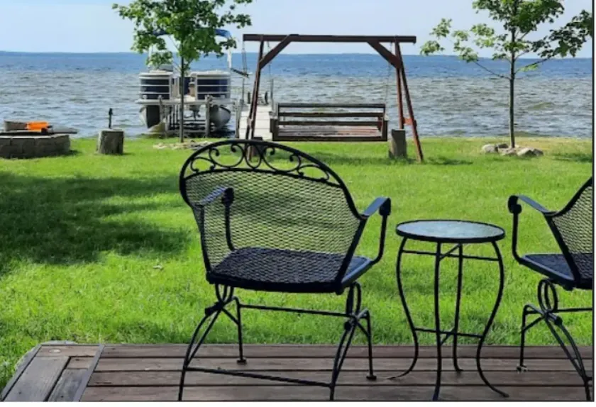 Lakefront Charmer !!! - Image 1