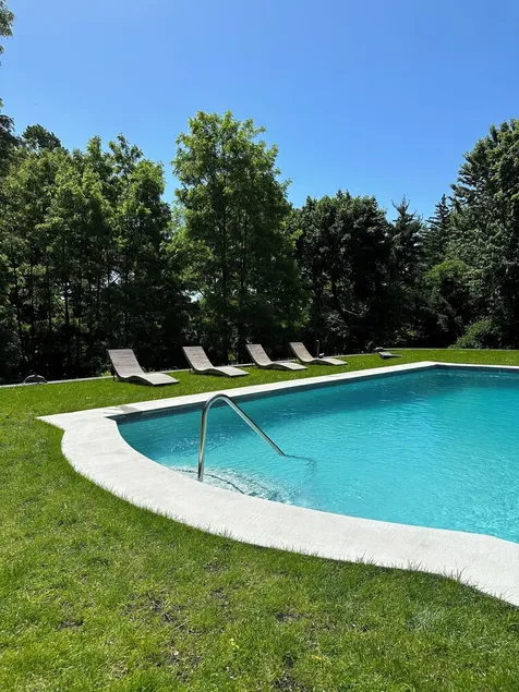 1 Bedroom English Country Suite with Soaking Tub and Pool By NYC train - Image 1