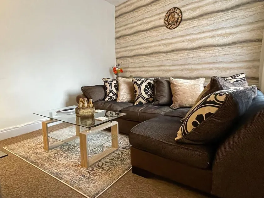 Impeccable 4-bed Home Away From Home in Swindon - Image 1