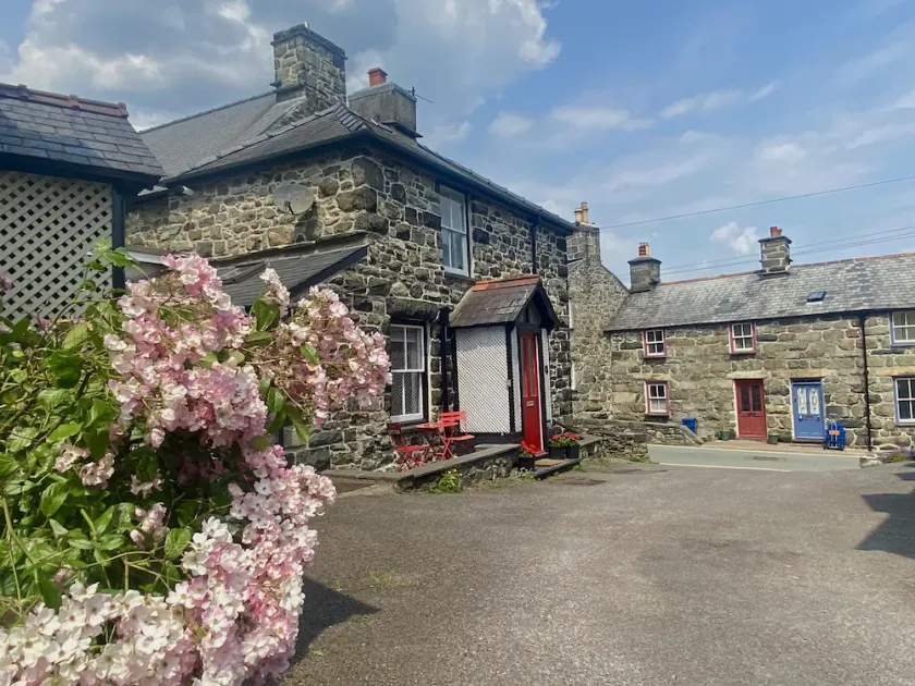 Cottage in heart of Dolgellau with parking - Image 1