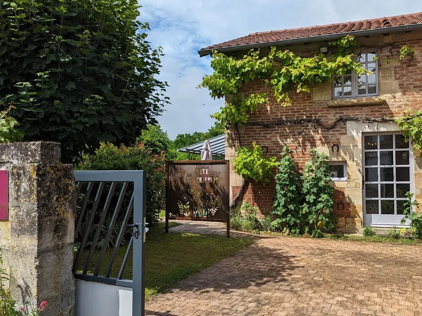 Charming Renovated Farmhouse with Garden, Terrace, and Near Lake Der for 6 Guests - Image 1