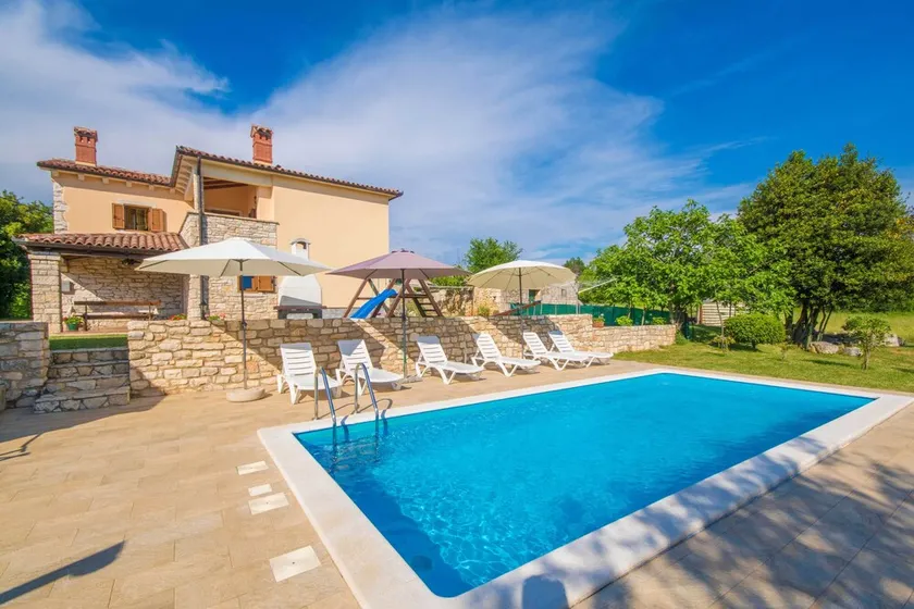 Private and secure 5000 sqm garden, pool, children's playground, only 9 km from the sea - Image 1