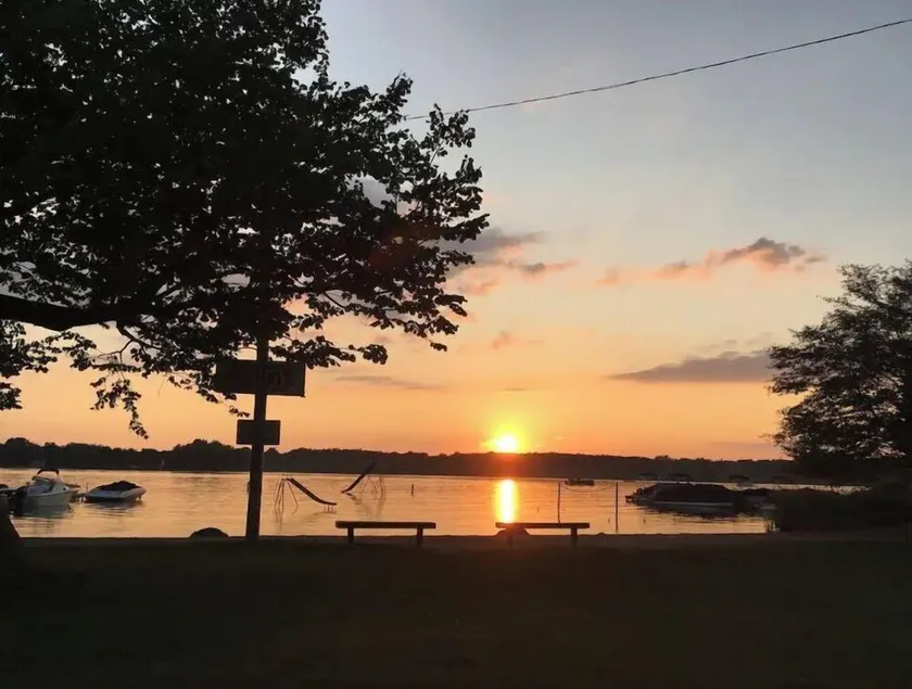 Portage Lake Cottage with an up North feel - Image 1