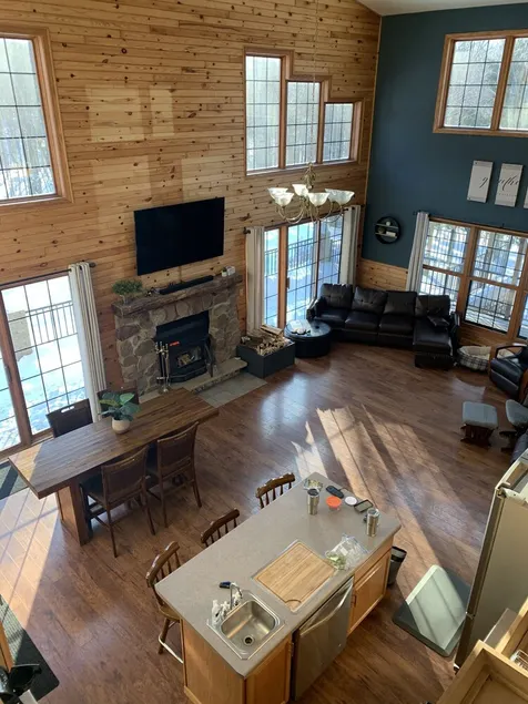 37 acres, HOT TUB, ATV/snowmobile, King Beds, Executive Bar - Image 1