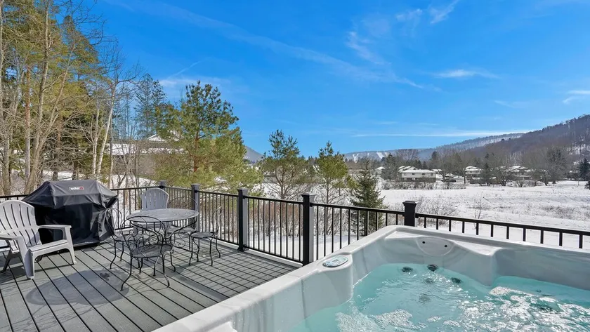Northwood Chalet , exceptional view, 1mi to Village, Hot tub , A/C , fire pit - Image 1
