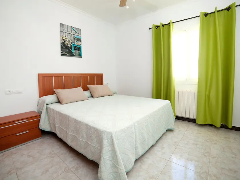 Large, beautiful 5- bedroom villa with private pool - Image 1