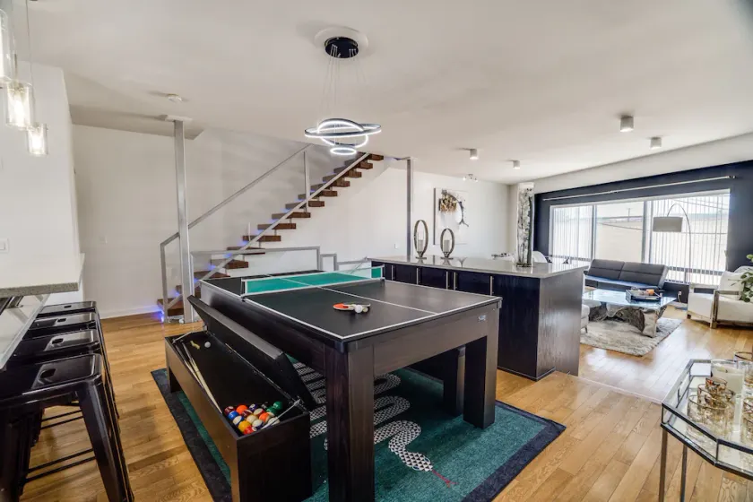 Modern 4 Story Townhome -5 minutes walk to Deep Ellum & Fair Park! - Image 1